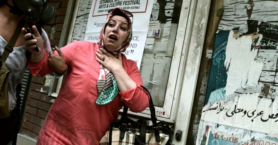 11.jun.2013 - Mulher sofre com efeitos de bomba de gás lacrimogênio estourada pela polícia durante confrontos com manifestantes na praça Taksim, em Istambul, nesta terça-feira (11). Os policiais entraram na praça pela primeira vez desde o início dos protestos na Turquia