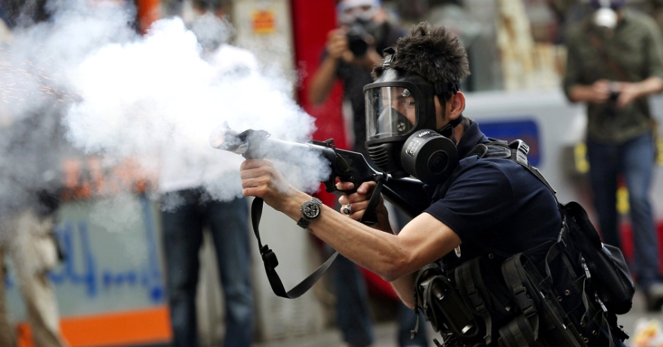 11.jun.2013 - Policial turco dispara bomba de gás lacrimogênio durante tomada da praça Taksim, centro dos protestos iniciados em Istambul há duas semanas. Os policiais entraram na praça pela primeira vez desde o início dos protestos usando bombas, gás lacrimogênio, balas de borracha e blindados armados com canhões de água