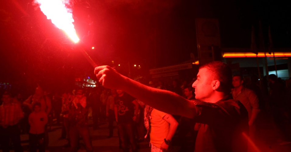 11.jun.2013 - Manifestante acende fogos de artifício durante manifestação no centro de Ancara, na Turquia. Os protestos na Turquia, iniciados em 31 de maio por causa de um projeto de remodelação do parque Gezi, em Istambul, se tornaram uma revolta contra o governo do primeiro-ministro Recep Tayyip Erdogan
