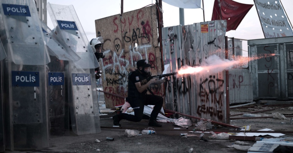 11.jun.2013 - Policia dispara gás lacrimogêneo contra manifestantes na praça Taksim, em Istanbul, na Turquia. A policia turca passou a noite combatendo grupos de manifestantes após ações, durante o dia, de retomada a força da praça Taksim, vizinha ao parque