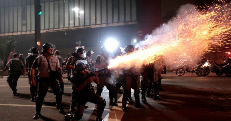 11.jun.2013 - Policial dispara bomba contra manifestantes durante protesto na avenida Paulista, em São Paulo, contra o aumento das tarifas de transporte público