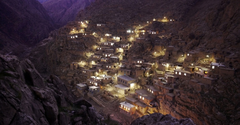 12.jun.2013 - Em contraste à vibrante capital, Teerã, as áreas rurais não são geralmente vistas pelos estrangeiros. Próxima da fronteira com o Iraque, a vila de Palangan tem recebido ajuda do governo - Amos Chapple/BBC
