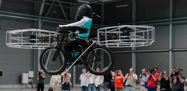 Engenheiros projetam bicicleta voadora para apresentação em Praga, na República Tcheca - Petr Josek/Reuters