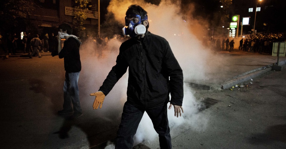 12.jun.2013 - Manifestante usa máscara para evitar contato com as bombas de gás lacrimogêneo arremessadas pela polícia para conter manifestantes em mais uma noite de protestos anti-governo em Ancara, na Turquia. Os protestos na Turquia, iniciados em 31 de maio por causa de um projeto de remodelação do parque Gezi, em Istambul, se tornaram uma revolta contra o governo do primeiro-ministro Recep Tayyip Erdogan