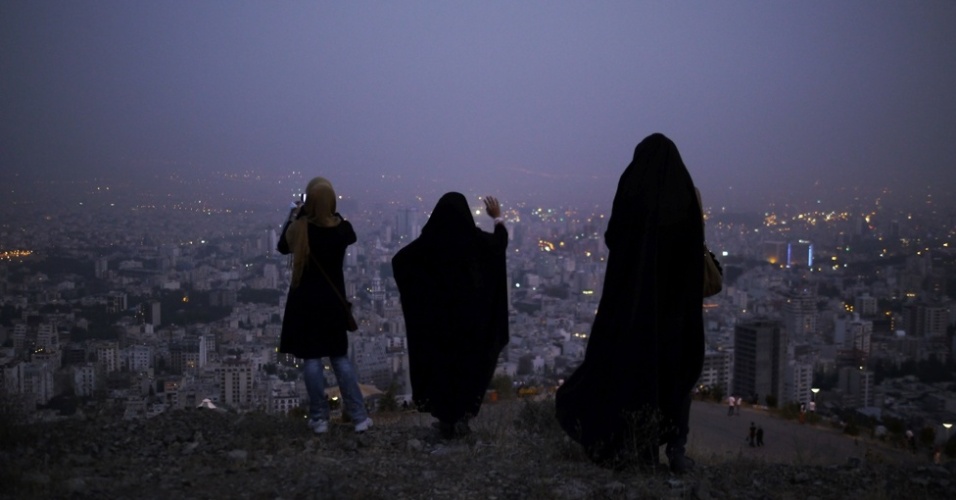 12.jun.2013 - O fotógrafo neo-zelandês Amos Chapple viajou ao Irã e encontrou uma sociedade estimulada pela energia dos jovens e rica em herança cultural. Em uma tentativa de olhar além das manchetes habituais e investigar mais fundo, ele descobriu um Irã muito mais amigável e bem mais complexo do que esperava - Amos Chapple/BBC