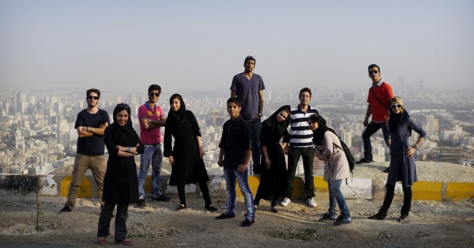 12.jun.2013 - O Irã tem uma população jovem e o desemprego entre a faixa etária dos 15 aos 29 anos é alto. Este grupo de amigos se disse preocupado com "a maneira pela qual a nação é percebida no exterior" - Amos Chapple/BBC