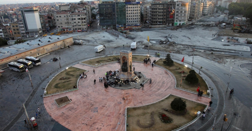 12.jun.2013 - Polícia guarda o monumento a Mustafa Kemal Ataturk, fundador da Turquia moderna, com a praça Taksim vazia, em Istambul, na Turquia. A policia turca passou a noite combatendo grupos de manifestantes após ações, durante o dia, de retomada a força da praça Taksim, vizinha ao parque