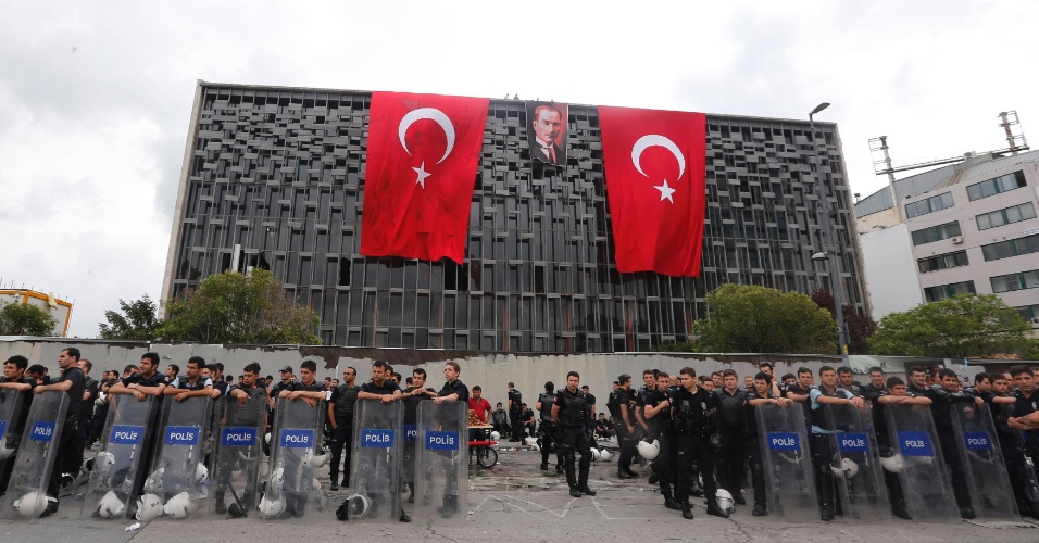 12.jun.2013 - Policiais tomam posição na praça Taksim, em istambul, na manhã desta quarta-feira (12). A policia turca passou a noite combatendo grupos de manifestantes após ações, durante o dia, de retomada a força da praça Taksim, vizinha ao parque