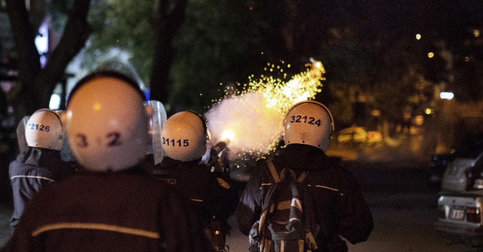 12.jun.2013 - Policiais usam bombas de gás para conter manifestantes em mais uma noite de protestos anti-governo em Ancara, na Turquia. Os protestos na Turquia, iniciados em 31 de maio por causa de um projeto de remodelação do parque Gezi, em Istambul, se tornaram uma revolta contra o governo do primeiro-ministro Recep Tayyip Erdogan