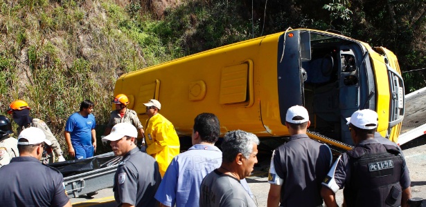 O motorista do ônibus teria tentado desviar de um animal e perdeu o controle do veículo, batendo na caçamba do caminhão - Pablo Jacob/Agência O Globo