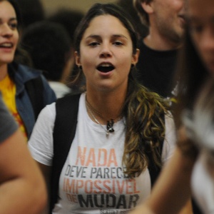 A estudante de jornalismo Nathalia Bittencourt, 22, do DCE da UFRGS, veio a São Paulo para participar de novo protesto contra o aumento da tarifa, nesta quinta (13). Na foto, a jovem durante manifestação na USP - Junior Lago/UOL