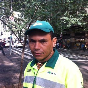 O gari Célio Ferreira, 35, que deixa de se alimentar e comprar água para pagar a nova tarifa dos transportes - Gil Alessi/UOL