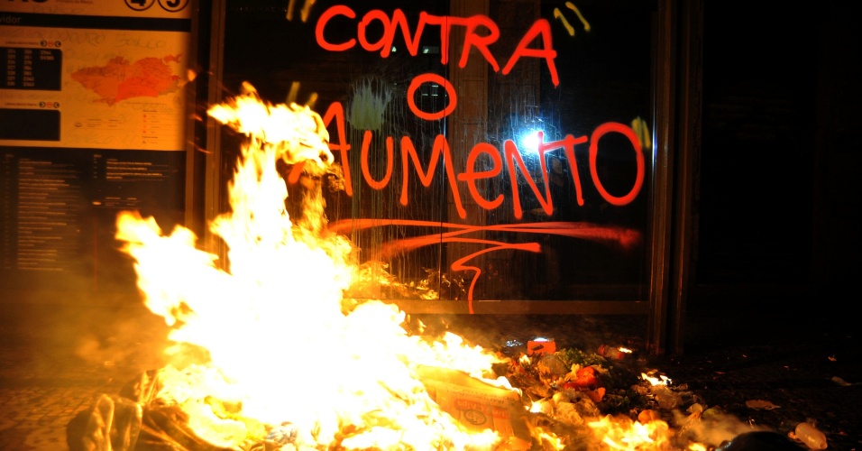 13.jun.2013 - Ao menos 2.000 pessoas participaram do quarto protesto contra o aumento do valor das passagens no Rio de Janeiro, na noite desta quinta-feira (13). Durante a maior parte do tempo, o protesto foi pacífico, mas, por volta das 21h houve confronto de alguns manifestantes com a Polícia Militar na avenida Presidente Vargas, no centro da cidade