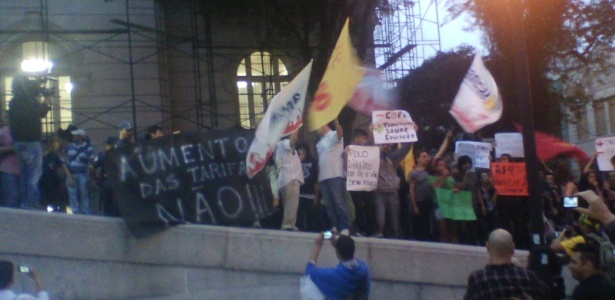 Santistas também protestaram contra o atual valor da tarifa de ônibus (R$ 2,90) no litoral de São Paulo - Divulgação