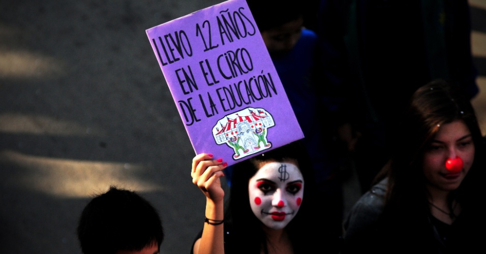 13.jun.2013 - Estudantes chilenos voltam a protestar nas ruas de Santiago por melhorias no sistema de ensino do país. Os organizadores do evento estimam que 100 mil pessoas participam dos atos; a polícia fala em 45 mil manifestantes