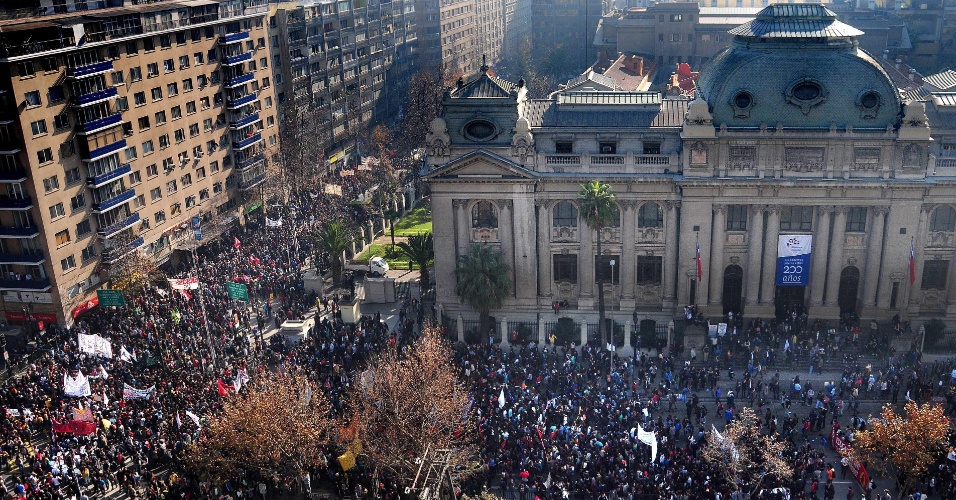13.jun.2013 - Estudantes chilenos voltam a protestar nas ruas de Santiago por melhorias no sistema de ensino do país. Os organizadores do evento estimam que 100 mil pessoas participam dos atos; a polícia fala em 45 mil manifestantes