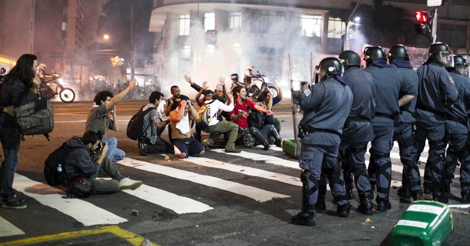 13.jun.2013 - Manifestantes se ajoelham para tentar se proteger de ação policial durante protesto contra o aumento da tarifa do transporte coletivo realizado pelas ruas da região central de São Paulo