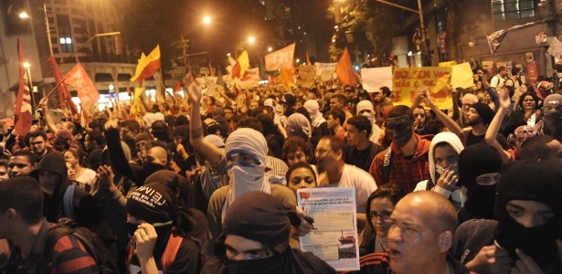 Pelo menos 2.000 manifestantes marcharam pelo centro do Rio de Janeiro durante o quarto protesto contra o aumento da tarifa de ônibus - Fabio Teixeira/UOL