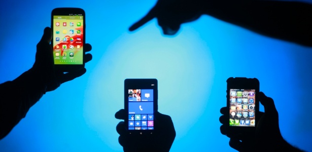 Imagem mostra, da esquerda para a direita, os smartphones Samsung Galaxy SIII, Nokia Lumia 820 e um iPhone 4; segundo fontes, a Apple considera apresentar versões mais baratas e de telas maiores - Dado Ruvic/Reuters