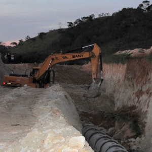 Queda de barranco provoca a morte por soterramento de dois operários que trabalhavam em obra situada dentro de uma fazenda na zona rural d Leandro Ferreira (MG)  - Adilson Pacheco/Jornal Gazeta de Nova Serrana