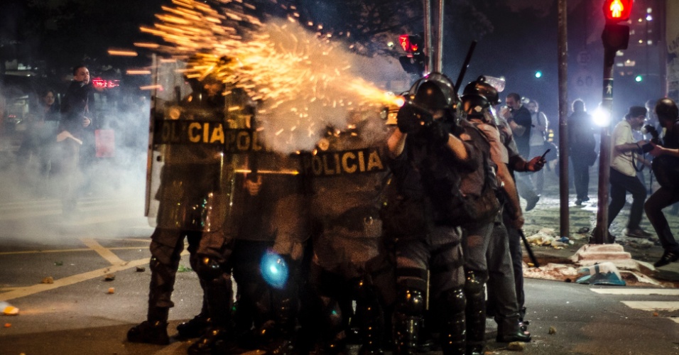 13.jun.2013 - Policial atira bombas contra manifestantes no cruzamento das ruas da Consolação e Caio Prado, no centro de São Paulo