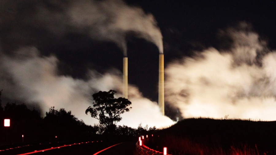 14.jun.2013 - A Austrália é a maior emissora de gases de efeito estufa per capita do mundo por causa da dependência do carvão para produzir energia, apesar de ser responsável por 1,5% das emissões globais. O país, no entanto, já aprovou uma lei para taxar as emissões de carbono. Acima, estrada próxima a cidade de Lithgow leva a usina termoelétrica movida a carvão  - Daniel Munoz/Reuters