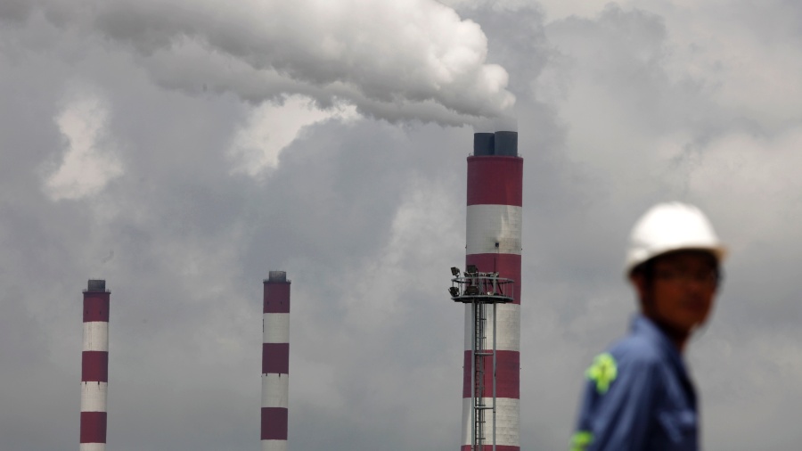 14.jun.2013 - A queima de combustíveis fósseis para geração de energia contribui para a China ser a maior poluidora do mundo. O governo usa termoelétricas movidas a carvão, uma fonte poluente e não renovável, como essa em Ningbo, na província de Zhejiang - Carlos Barria/Reuters