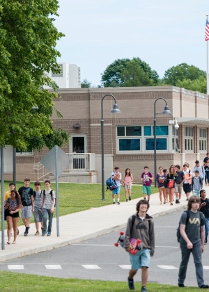 Estudantes deixam escola East Hampton High School, em East Hampton, Nova York (EUA) - Gordon M. Grant/The New York Times
