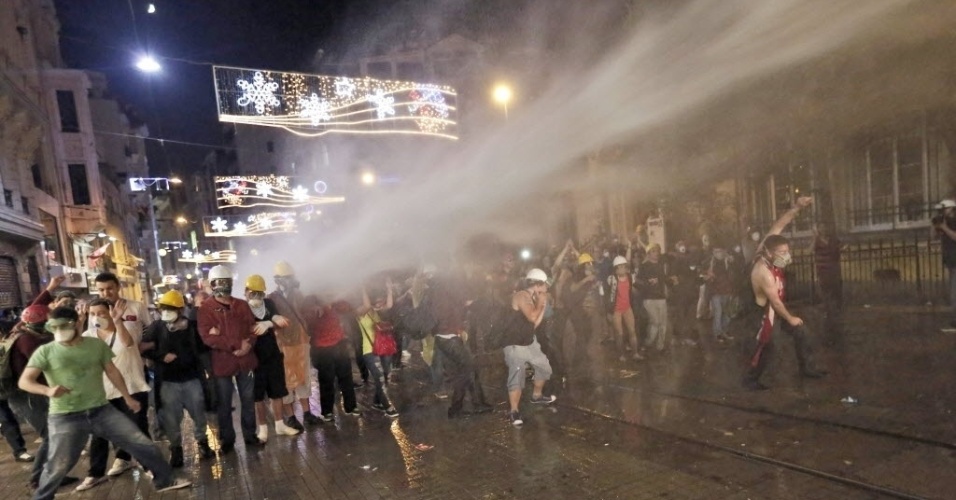 15.jun.2013 - Manifestantes entram em confronto com a polícia turca durante protesto contra o governo do premiê Recep Tayyip Erdogan, neste sábado (15), na praça Taksim