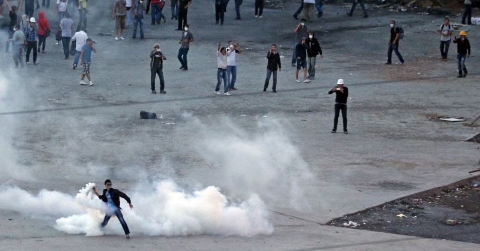 15.jun.2013 - Polícia usa gás lacrimogêneo contra manifestantes durante protesto contra o governo do premiê Recep Tayyip Erdogan, neste sábado (15), na praça Taksim