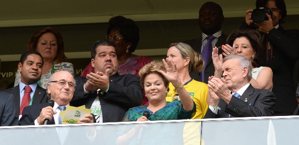 Joseph Blatter (e) acompanhou a abertura ao lado de Dilma (c) e agora retornou ao Brasil