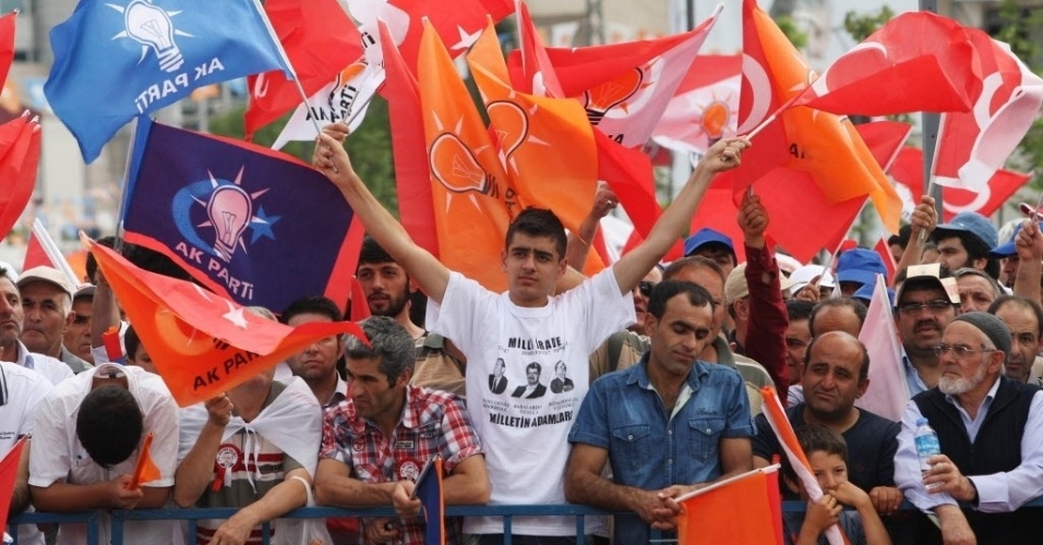 15.jun.2013 - Grupo acompanha o discurso de Tayyip Erdogan, primeiro-ministro da Turquia, neste sábado (15), em Ancara, Turquia. Milhares de pessoas realizaram protesto em defesa do premiê contrapondo as manifestações contra ele nas últimas semanas