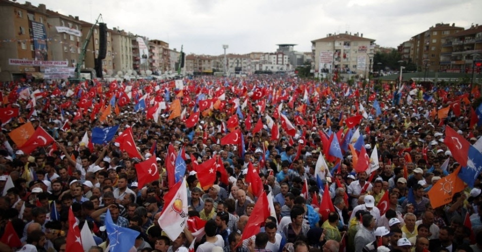 15.jun.2013 - Multidão acompanha discurso de Tayyip Erdogan, primeiro-ministro da Turquia, neste sábado (15), em Ancara, Turquia. Milhares de pessoas realizaram manifestação em defesa do premiê, alvo de protestos nas ruas há duas semanas