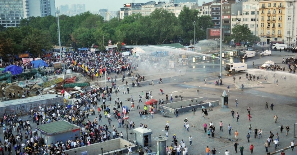 15.jun.2013 - Policiais dispersam manifestantes contrários ao premiê turco Tayyip Erdogan no parque Gezi, em Istambul, Turquia. Milhares de pessoas realizaram protesto em defesa do premiê contrapondo as manifestações contra ele nas últimas semanas