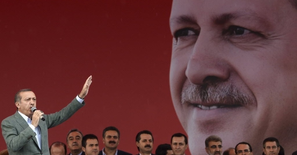 15.jun.2013 - Tayyip Erdogan, primeiro-ministro da Turquia-- acompanhado de integrantes de seu partido--, discursa para apoiadores em Ancara, Turquia. Milhares de pessoas manifestaram em defesa do premiê, alvo de protestos nas ruas há duas semanas