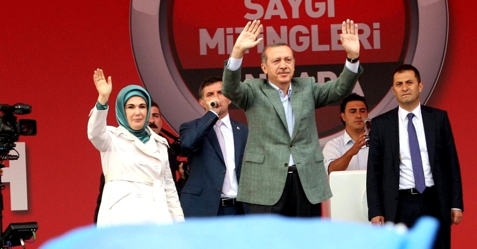 15.jun.2013 - Tayyip Erdogan, primeiro-ministro da Turquia (centro)-- acompanhado da mulher, Emine Erdogan, acena para para apoiadores após discursar em Ancara, Turquia. Milhares de pessoas realizaram manifestação em defesa do premiê, alvo de protestos nas ruas há duas semanas