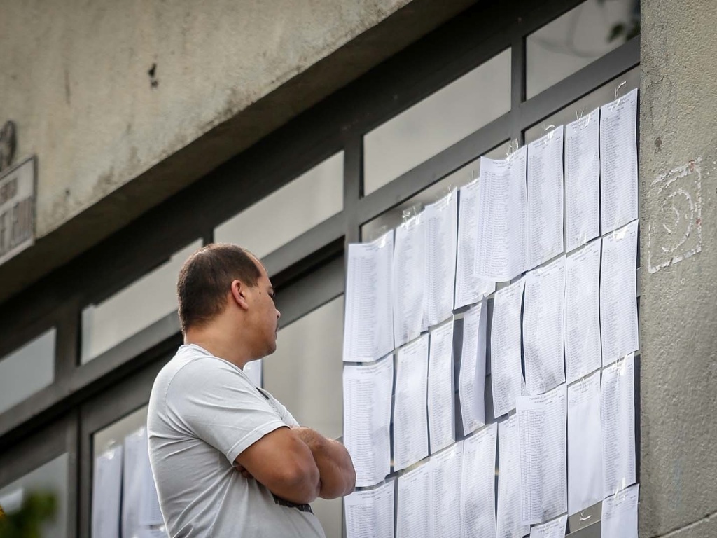 Candidatos aguardam o início das provas do vestibular 2013 de inverno da PUC-SP (Pontifícia Universidade Católica de São Paulo) na manhã deste domingo (16). A partir das 14h, o UOL terá a correção online feita pelos professores do Curso e Colégio Objetivo. No total, são oferecidas 2.028 vagas, sendo 940 para a PUC-SP, 30 para a FASM (Faculdade Santa Marcelina), 408 para a FRB (Faculdades Integradas Rio Branco) e 650 para a Unifai (Centro Universitário Assunção) - Leandro Moraes/UOL