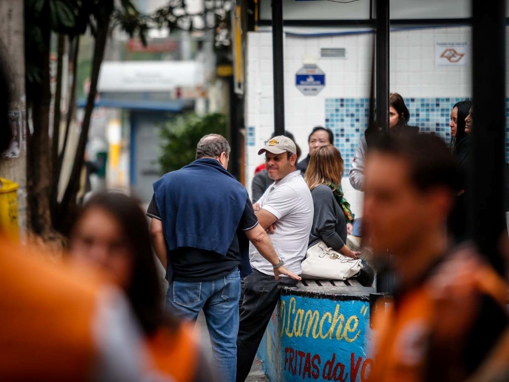 Candidatos aguardam o início das provas do vestibular 2013 de inverno da PUC-SP (Pontifícia Universidade Católica de São Paulo) na manhã deste domingo (16). A partir das 14h, o UOL terá a correção online feita pelos professores do Curso e Colégio Objetivo. No total, são oferecidas 2.028 vagas, sendo 940 para a PUC-SP, 30 para a FASM (Faculdade Santa Marcelina), 408 para a FRB (Faculdades Integradas Rio Branco) e 650 para a Unifai (Centro Universitário Assunção) - Leandro Moraes/UOL