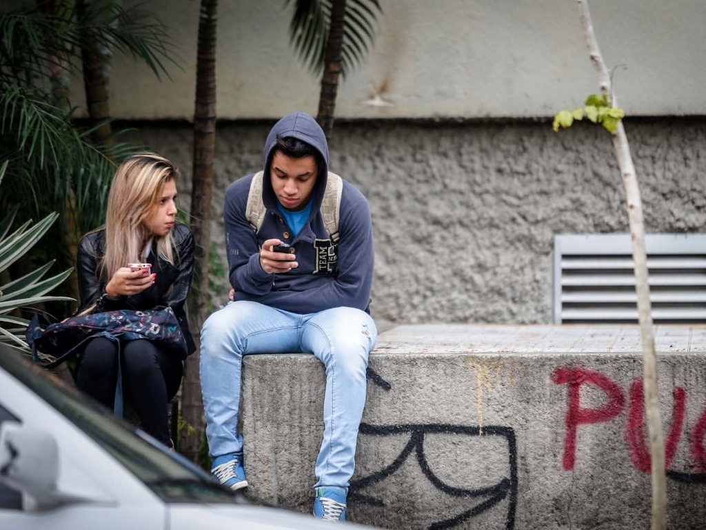 Candidatos aguardam o início das provas do vestibular 2013 de inverno da PUC-SP (Pontifícia Universidade Católica de São Paulo) na manhã deste domingo (16). A partir das 14h, o UOL terá a correção online feita pelos professores do Curso e Colégio Objetivo. No total, são oferecidas 2.028 vagas, sendo 940 para a PUC-SP, 30 para a FASM (Faculdade Santa Marcelina), 408 para a FRB (Faculdades Integradas Rio Branco) e 650 para a Unifai (Centro Universitário Assunção) - Leandro Moraes/UOL