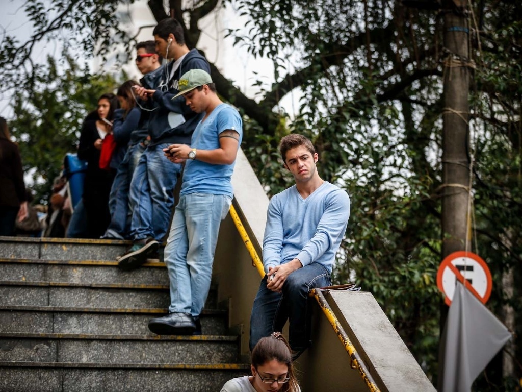 Candidatos aguardam o início das provas do vestibular 2013 de inverno da PUC-SP (Pontifícia Universidade Católica de São Paulo) na manhã deste domingo (16). A partir das 14h, o UOL terá a correção online feita pelos professores do Curso e Colégio Objetivo. No total, são oferecidas 2.028 vagas, sendo 940 para a PUC-SP, 30 para a FASM (Faculdade Santa Marcelina), 408 para a FRB (Faculdades Integradas Rio Branco) e 650 para a Unifai (Centro Universitário Assunção) - Leandro Moraes/UOL