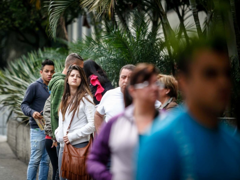 Candidatos aguardam o início das provas do vestibular 2013 de inverno da PUC-SP (Pontifícia Universidade Católica de São Paulo) na manhã deste domingo (16). A partir das 14h, o UOL terá a correção online feita pelos professores do Curso e Colégio Objetivo. No total, são oferecidas 2.028 vagas, sendo 940 para a PUC-SP, 30 para a FASM (Faculdade Santa Marcelina), 408 para a FRB (Faculdades Integradas Rio Branco) e 650 para a Unifai (Centro Universitário Assunção) - Leandro Moraes/UOL