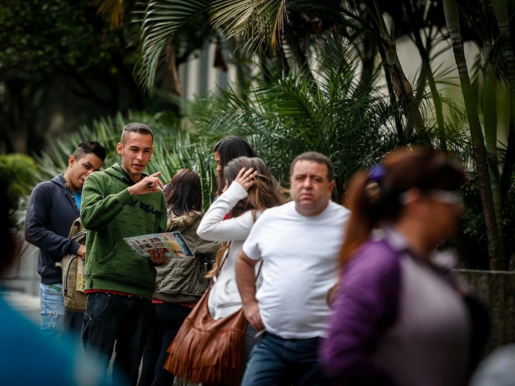 Candidatos aguardam o início das provas do vestibular 2013 de inverno da PUC-SP (Pontifícia Universidade Católica de São Paulo) na manhã deste domingo (16). A partir das 14h, o UOL terá a correção online feita pelos professores do Curso e Colégio Objetivo. No total, são oferecidas 2.028 vagas, sendo 940 para a PUC-SP, 30 para a FASM (Faculdade Santa Marcelina), 408 para a FRB (Faculdades Integradas Rio Branco) e 650 para a Unifai (Centro Universitário Assunção) - Leandro Moraes/UOL