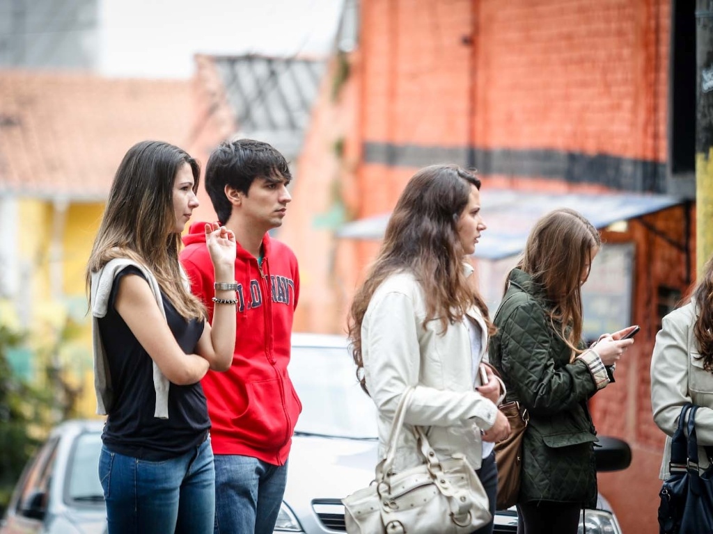 Candidatos aguardam o início das provas do vestibular 2013 de inverno da PUC-SP (Pontifícia Universidade Católica de São Paulo) na manhã deste domingo (16). A partir das 14h, o UOL terá a correção online feita pelos professores do Curso e Colégio Objetivo. No total, são oferecidas 2.028 vagas, sendo 940 para a PUC-SP, 30 para a FASM (Faculdade Santa Marcelina), 408 para a FRB (Faculdades Integradas Rio Branco) e 650 para a Unifai (Centro Universitário Assunção) - Leandro Moraes/UOL