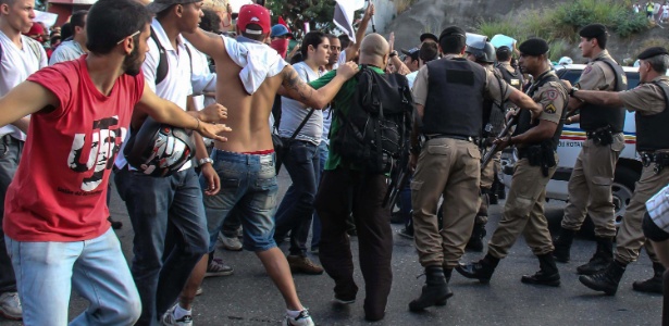 Embora tenha ocorrido de forma pacífica durante boa parte do tempo, a manifestação iniciada no começo da tarde desta segunda-feira pelas ruas de Belo Horizonte (MG) foi marcada por um tumulto generalizado, com a Polícia Militar usando bombas de gás lacrimogênio e balas de borracha para conter os manifestantes - Dudu Macedo/Futura Press