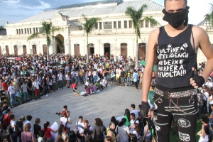 Manifestantes fixam cruzes em frente ao Mercado de São Brás, em Belém, Pará