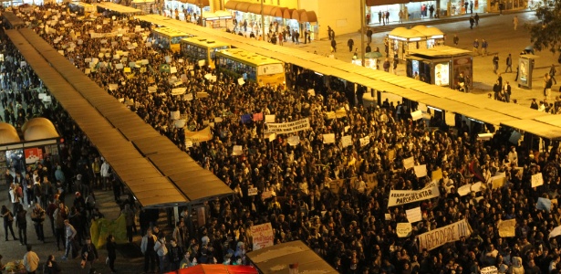 Manifestantes protestam contra o aumento da tarifa do transporte coletivo em Curitiba (PR) - Franklin de Freitas/Estadão Conteúdo