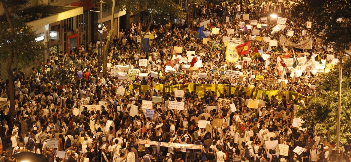 17.jun.2013 - Manifestantes protestam no centro do Rio de Janeiro contra o reajuste da tarifa de ônibus na cidade e os gastos com a Copa - Marcelo Carnaval / Agência O Globo 