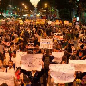 Manifestantes protestam no centro do Rio de Janeiro contra o reajuste da tarifa de ônibus na cidade - Armando Paiva/Futura Press