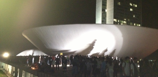 17.jun.2013 - Manifestantes sobem nas cúpulas do Congresso Nacional durante protesto na noite desta segunda-feira - Aiuri Rebello/UOL
