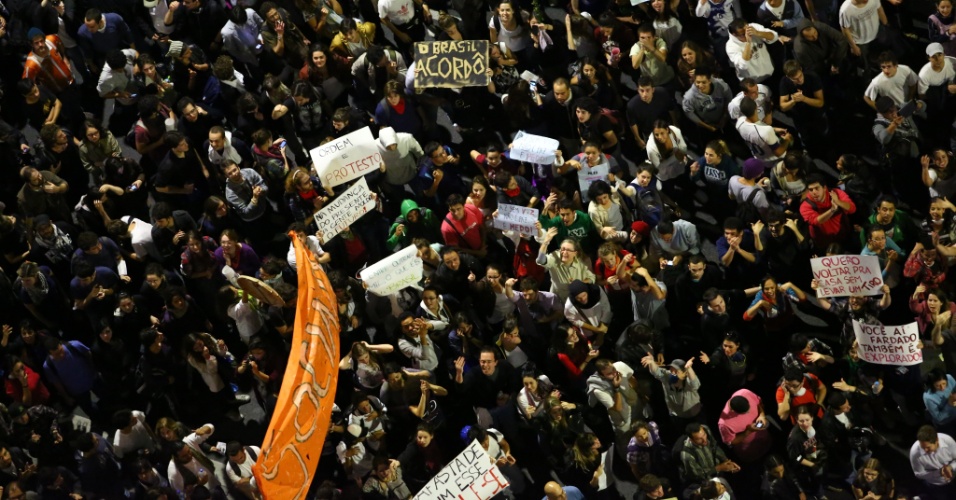 17.jun.2013 - Milhares de manifestantes seguem pela avenida Faria Lima, em Pinheiros (zona oeste de São Paulo), no 5º dia de protesto contra o aumento da tarifa do transporte coletivo na capital